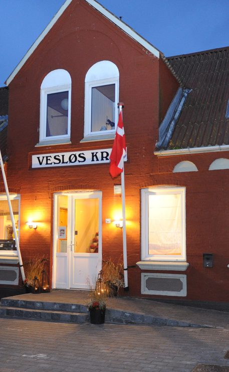 Efter at have stået stille og med mørke vinduer, er der atter lys og liv i kroen i Vesløs. Her kort før 120 gæster ankommer. Foto: Ole Iversen